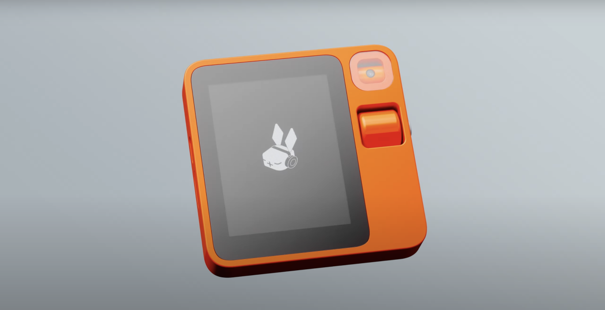 Rabbit R1 es un adorable asistente impulsado por IA codiseñado por Teenage Engineering