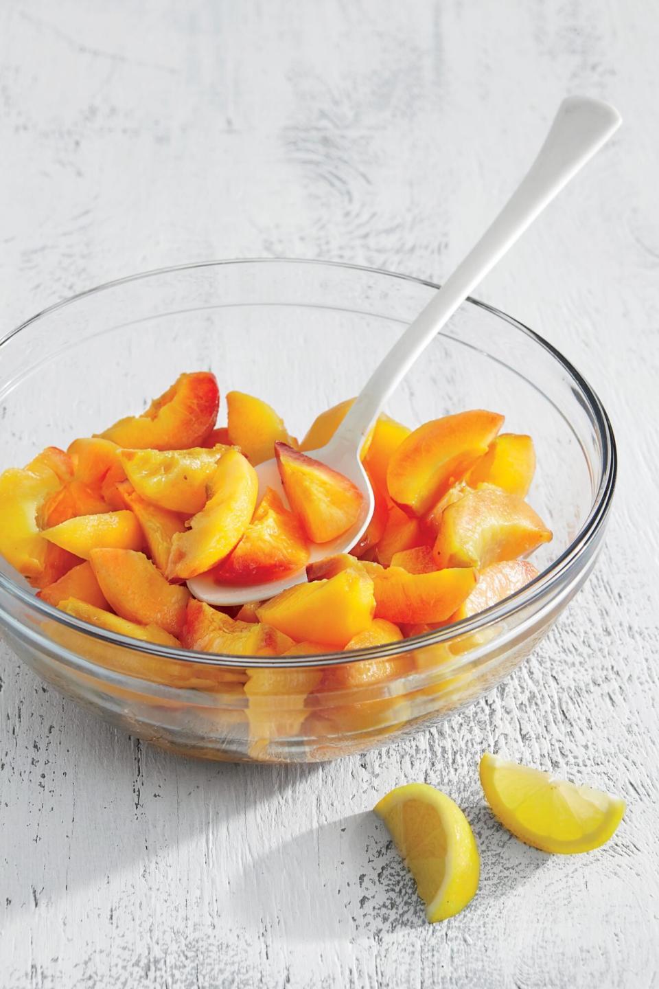 Peel and Slice Peaches for Freezing