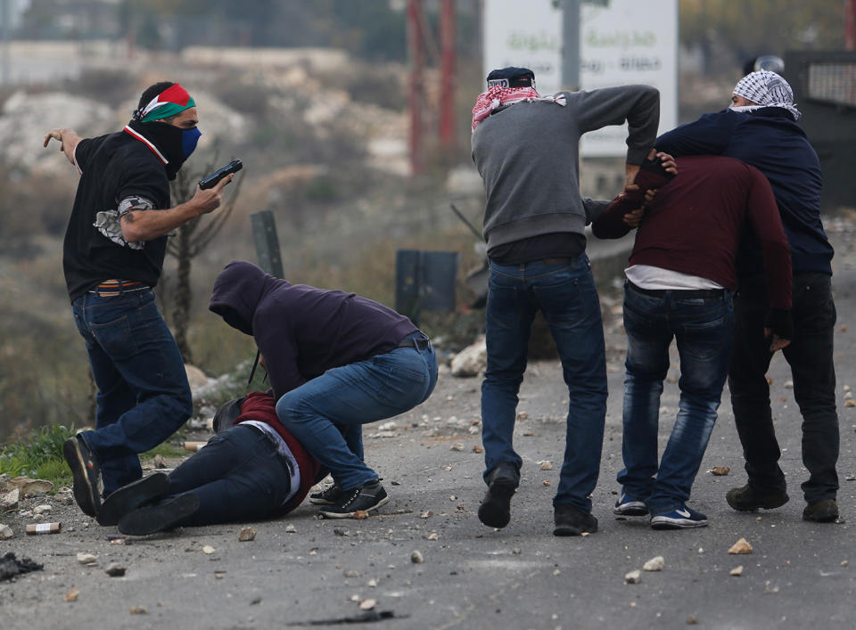 Mit sogenannten „Pali-Tüchern“ und palästinensischen Flaggen vermummt, sollen sich die israelischen Streitkräfte unter die Demonstranten gemischt haben. (Bild: AP Photo)