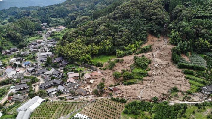 Se observa un deslizamiento de tierra en la ciudad de Karatsu, prefectura de Saga, el 11 de julio de 2023, un día después de que fuertes lluvias azotaran amplias áreas de la isla de Kyushu.  -Harumi Ozawa/AFP/Getty Images