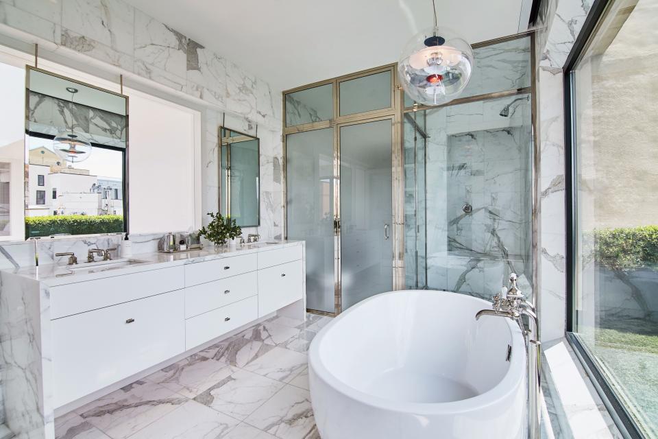 Bathers can enjoy views of the green terrace and the Statue of Liberty from this sunken tub. The shower is nickel-plated.