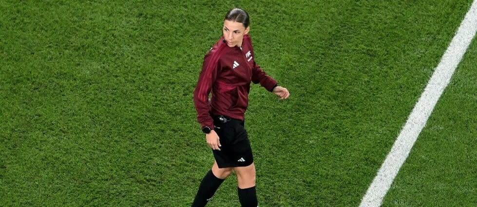 Jeudi soir, lors du match entre l'Allemagne et le Costa Rica, Stéphanie Frappart va devenir la première femme à arbitrer une recontre de la Coupe du monde masculine.  - Credit:KIRILL KUDRYAVTSEV / AFP