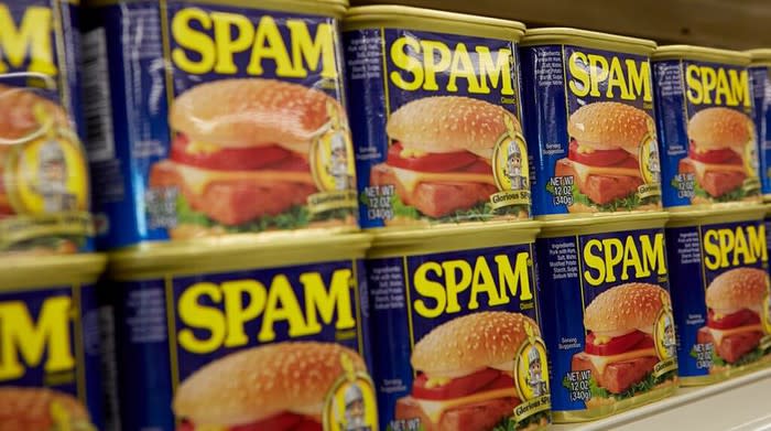 貨架上擺有大量Hormel Foods的Spam罐頭。