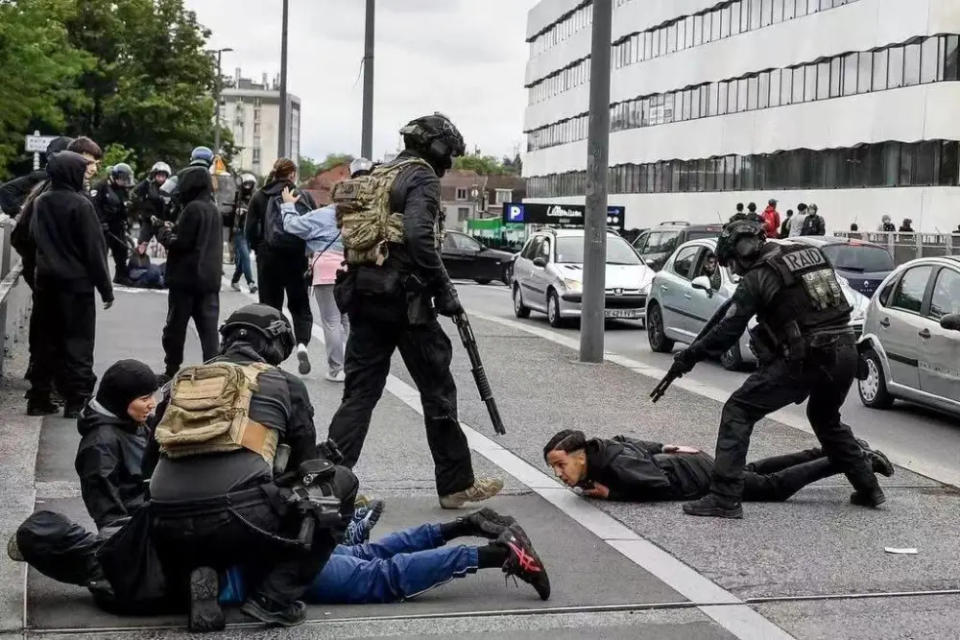 法國各地都上演著抗議活動，警方甚至從抗議民眾身上繳獲殺傷性武器。   圖：翻攝自宋毅戰爭史