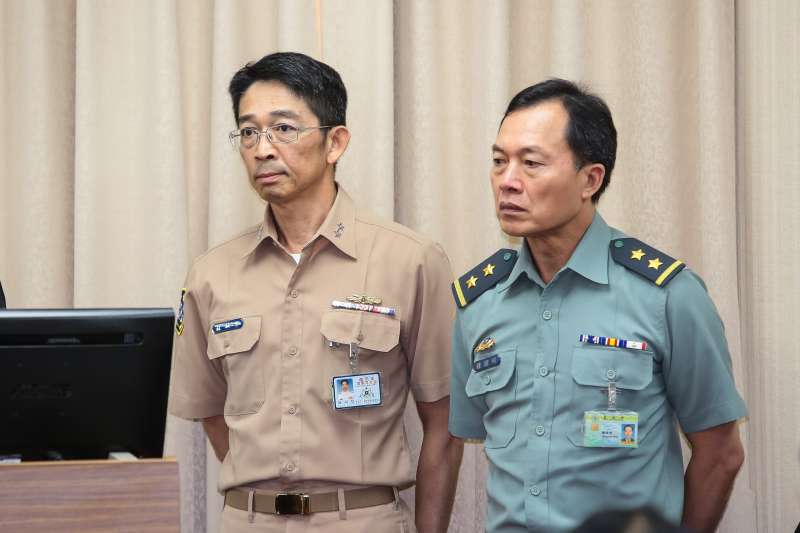 20190516-海軍司令部參謀長敖以智（左）、作戰及計劃參謀次長鍾樹明（右）16日於外交國防內政委員會備詢。（顏麟宇攝）