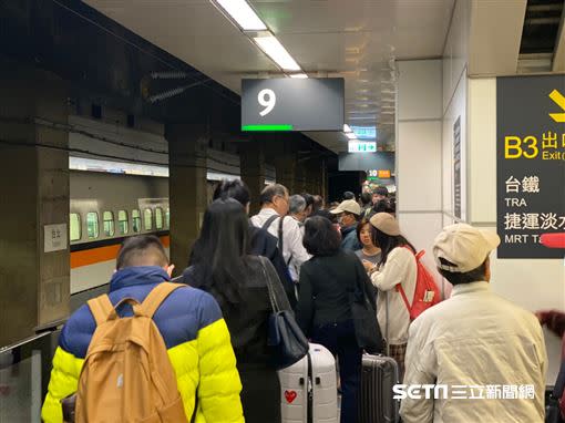 台北車站已開始湧現返鄉人潮。（圖／記者馮珮汶攝）