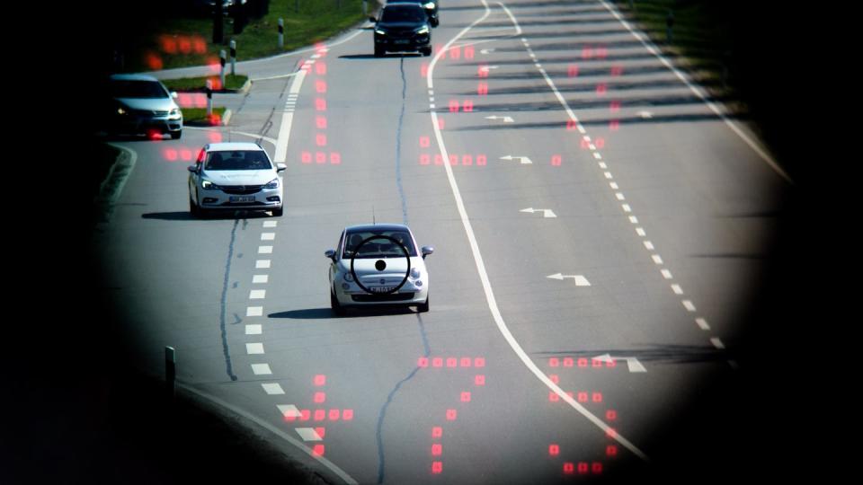 Im Sucher einer Laserpistole der Polizei wird die Entfernung eines entgegenkommenden Fahrzeugs (312 Meter, oben) und die Geschwindigkeit von 75 Stundenkilometern angezeigt. Foto: Matthias Balk