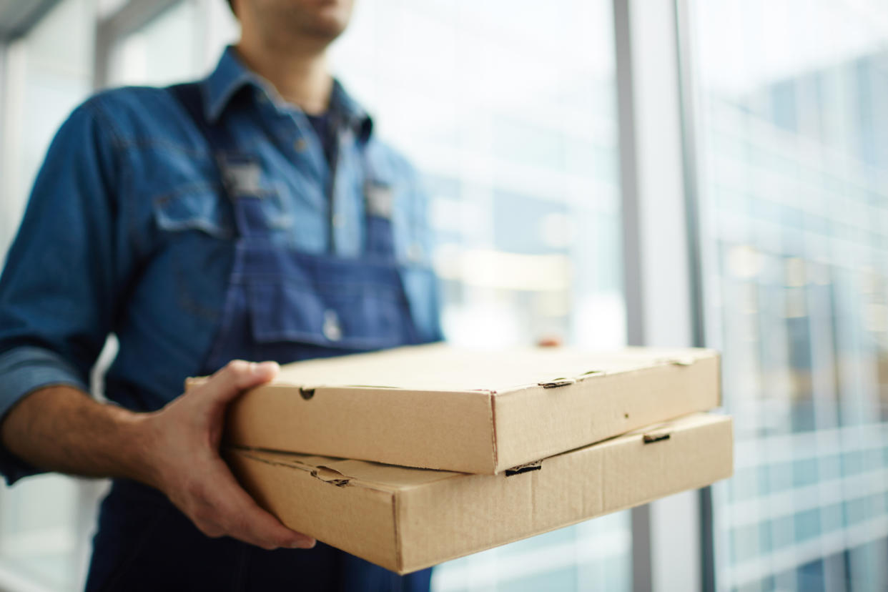 Zwei Pizzen beförderte ein Mitarbeiter einer Pizzeria in den USA über Staatsgrenzen hinweg. (Symbolbild: Getty Images)