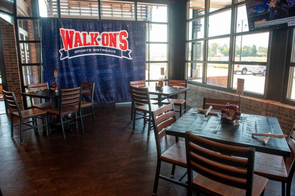 The dining area near the bar at Walk-On’s Sports Bistreaux in D’Iberville will get an official debut Sept. 26 following the ribbon cutting. Hannah Ruhoff/hruhoff@sunherald.com