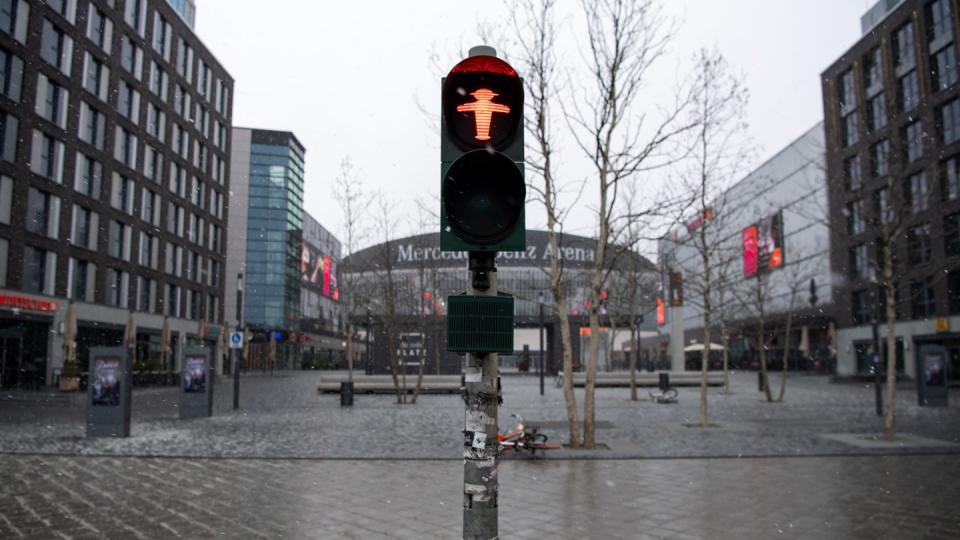 Ein Platz in Berlin ist menschenleer - das öffentliche Leben ist massiv eingeschränkt.