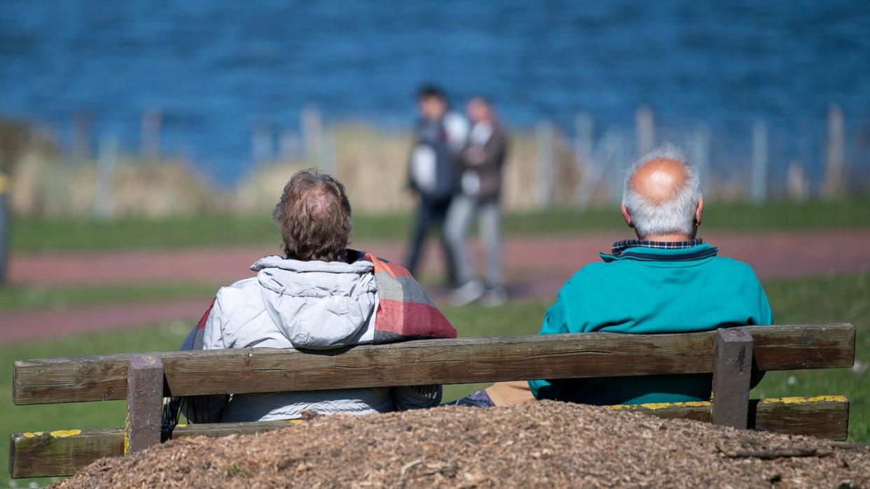 Ein älteres Paar sitzt auf einer Bank am Max-Eyth-See. Nach jahrelangen Rentensteigerungen könnte die übliche Erhöhung der Altersbezüge im kommenden Jahr im Westen Deutschlands ausfallen.