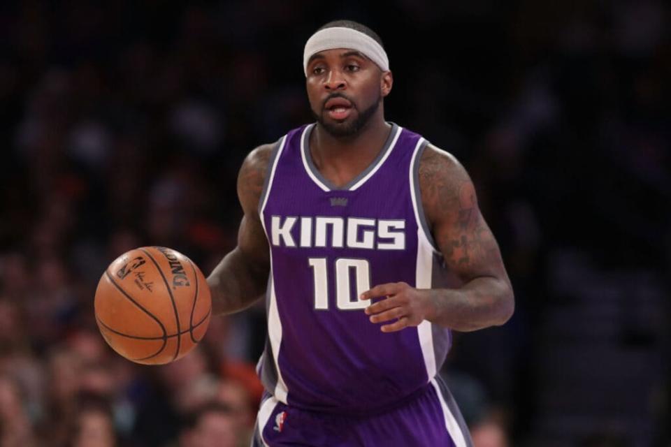 Ty Lawson #10 of the <a class="link " href="https://sports.yahoo.com/nba/teams/sacramento/" data-i13n="sec:content-canvas;subsec:anchor_text;elm:context_link" data-ylk="slk:Sacramento Kings;sec:content-canvas;subsec:anchor_text;elm:context_link;itc:0">Sacramento Kings</a> dribbles up court against the <a class="link " href="https://sports.yahoo.com/nba/teams/new-york/" data-i13n="sec:content-canvas;subsec:anchor_text;elm:context_link" data-ylk="slk:New York Knicks;sec:content-canvas;subsec:anchor_text;elm:context_link;itc:0">New York Knicks</a> during the first half at Madison Square Garden on December 4, 2016 in New York City. (Photo by Michael Reaves/Getty Images)