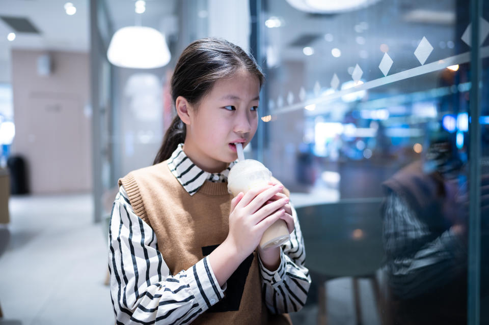 台灣手搖飲料盛行，但店員默默爆料其實「冰沙機」暗藏風險，一不小心可能喝到塑膠片、鐵片。（圖片來源：Getty Creative）