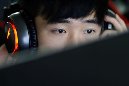 A student attends a class of eSports and management course at the Sichuan Film and Television University in Chengdu, Sichuan province, China, November 17, 2017. REUTERS/Tyrone Siu/File Photo