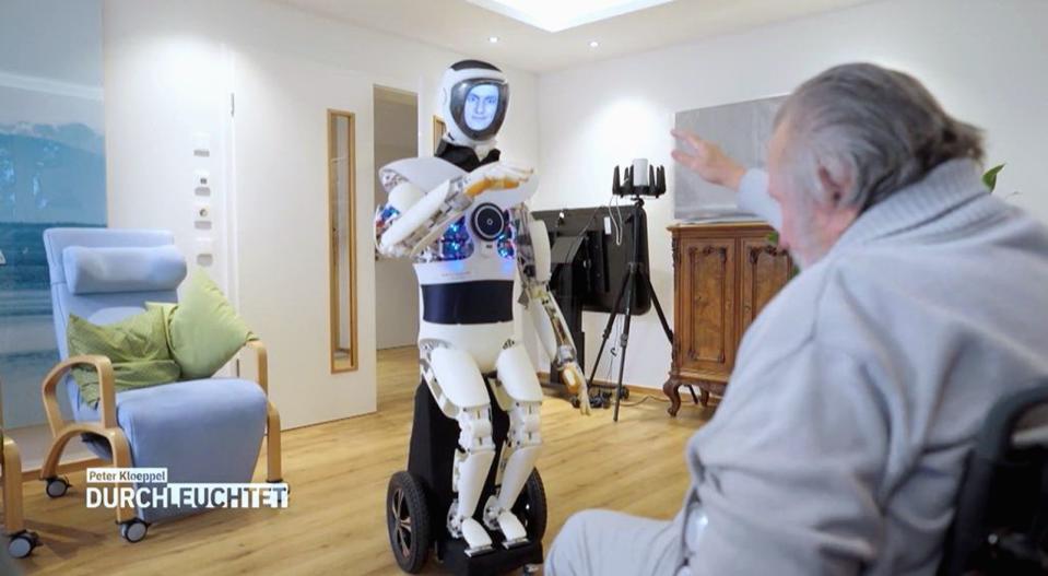 Ein Roboter leitet die Physiotherapie in einem Seniorenheim an. Ein "Fitnesstrainer" aus Fleisch und Blut war nicht zu bekommen. (Bild: RTL)