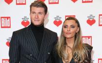 Noch vor einem Jahr standen sie bei "Ein Herz für Kinder" gemeinsam auf dem Roten Teppich, ein halbes Jahr später war Schluss: Fußballer Loris Karius und Schauspielerin und Moderatorin Sophia Thomalla trennten sich nach zwei Jahren. Welche Promi-Beziehungen und -Ehen 2021 ebenfalls in die Brüche gingen, zeigt die Galerie ... (Bild: Gisela Schober/Getty Images)