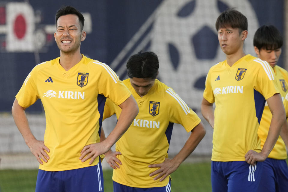 El capitán japonés Maya Yoshida (izquierda) y sus compañeros durante un entrenamiento de la selección, el sábado 3 de diciembre de 2022, en Doha, Qatar. Japón enfrentará a Croacia en los octavos de final del Mundial. (AP Foto/Eugene Hoshiko)