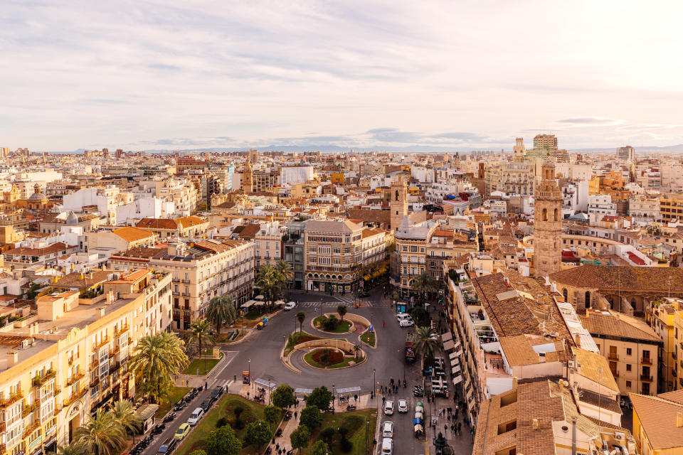 Según esta encuesta, la mejor ciudad del mundo para vivir como expatriado es Valencia. Los trabajadores extranjeros que residen allí destacan la calidad y el coste de vida, la atención médica, el clima y las opciones de ocio. Aseguran que el acceso a la vivienda es asequible y destacan la amabilidad de la población local. (Foto: Getty Images).