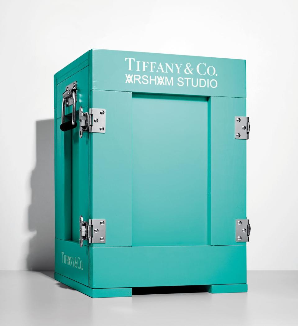 Tiffany & Co.與Daniel Arsham聯名的限量設計，以特製的金屬材質Tiffany Blue藝術品專用外箱運送。（蒂芙尼提供）