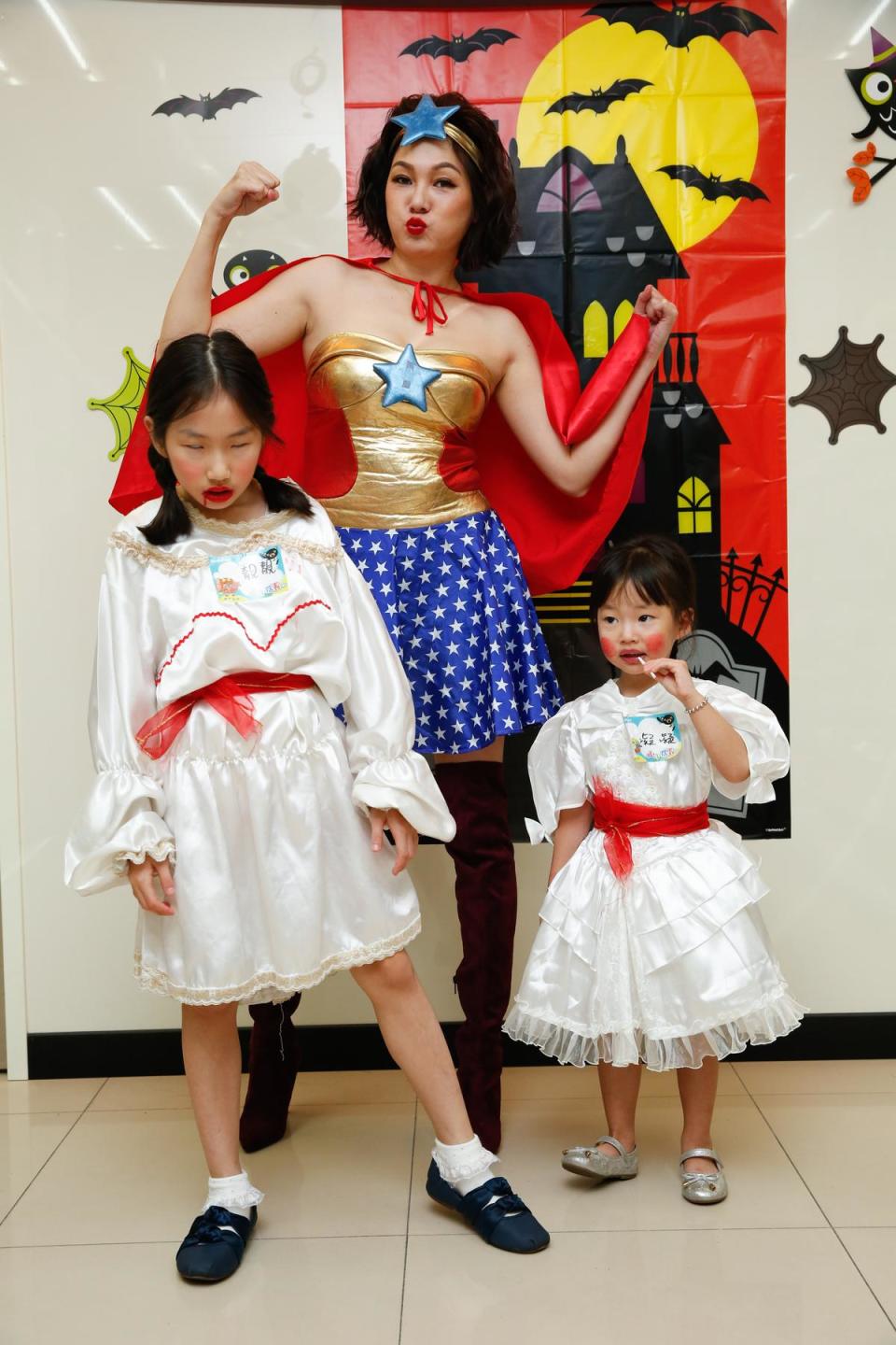 Vicky打扮成神力女超人，女兒則是安娜貝爾，10歲的靚靚表情超有戲。