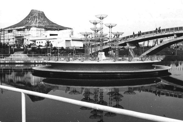 Imagen de 1967, plena construcción del techo de la Confitería Neptuno, que se inauguró un año después