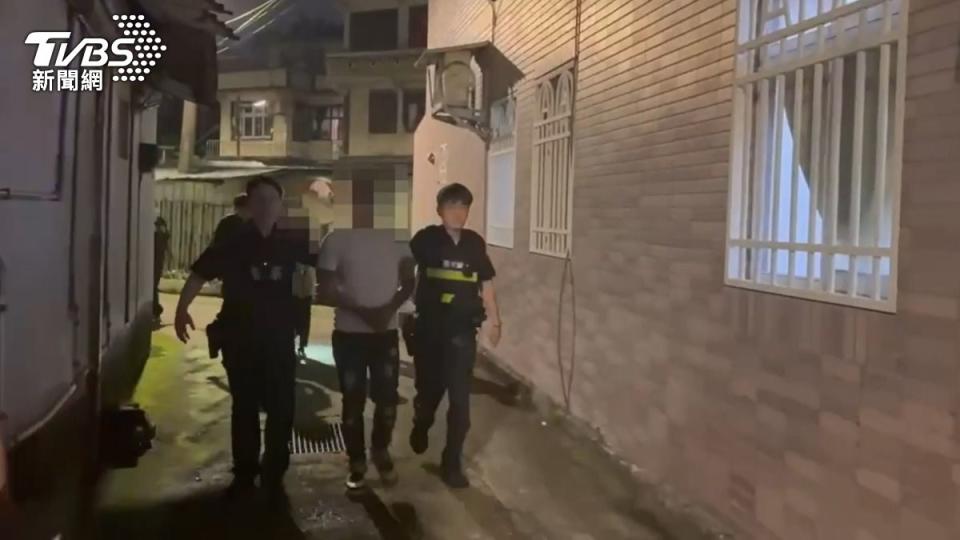 凃男被警方逮捕送辦。（圖／TVBS）