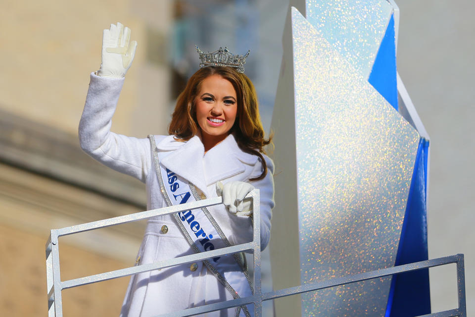 <p>Miss America Cara Mund from North Dakota waves to the crowds in the 91st Macy’s Thanksgiving Day Parade in New York, Nov. 23, 2017. (Photo: Gordon Donovan/Yahoo News) </p>