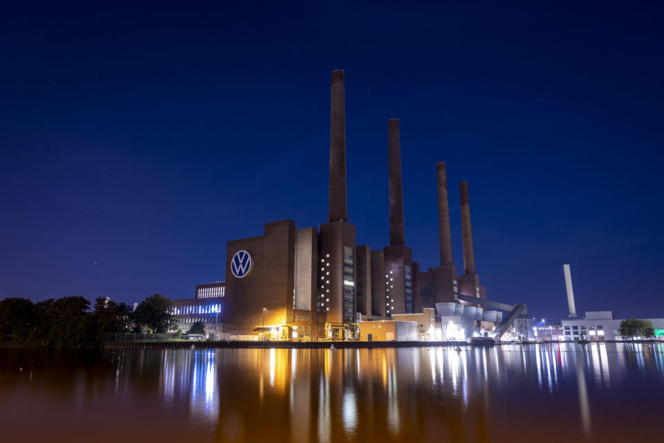 Das VW-Kraftwerk auf dem Gelände vom Volkswagen Stammwerk am Abend.  - Copyright: picture alliance/dpa | Moritz Frankenberg