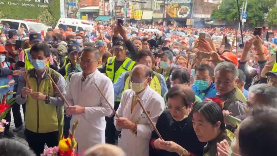 白沙屯媽祖來加持！　停駕秀傳醫院為陳家姊妹祈福