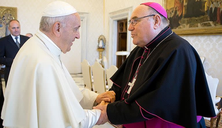 El Papa Francisco saluda al obispo Christopher A. Saunders de Broome, Australia, durante una reunión en el Vaticano el 24 de junio de 2019