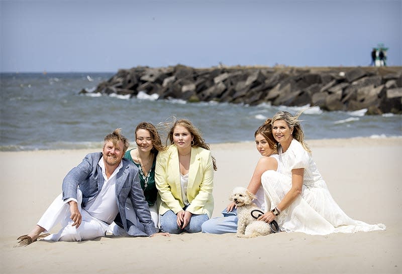 Máxima y Guillermo de Holanda con sus hijas las princesa Amalia, Alexia y Ariane