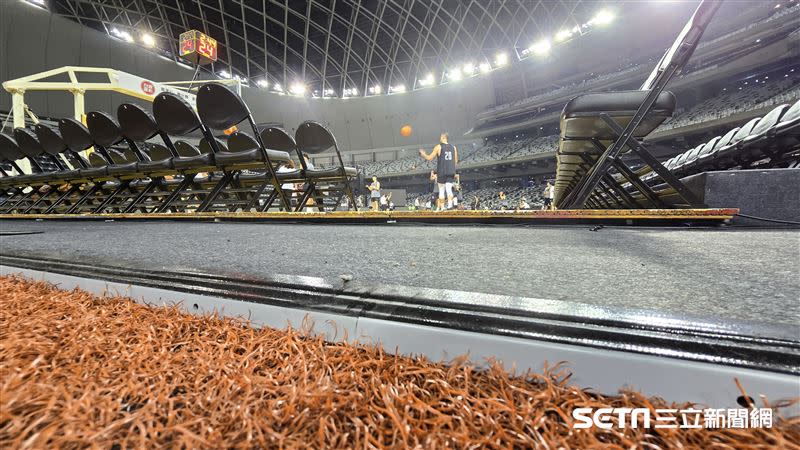 大巨蛋人工草皮先鋪防護墊再架上籃球木地板。（圖／記者劉彥池攝影）