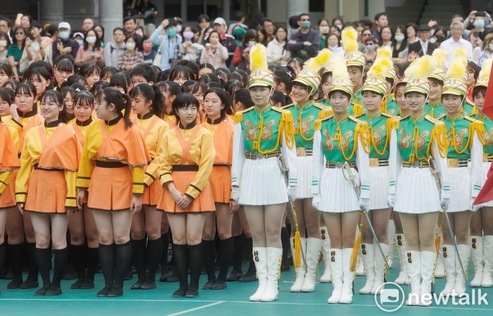 北一女中樂儀隊和日本京都橘高校吹奏部學生在北一女中120週年校慶活動中合體演出。   圖：張良一/攝