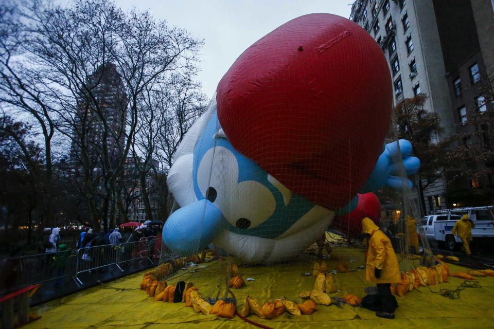 Members of the Macy's Thanksgiving Day Parade balloon inflation team check a balloon during preparations for the 88th annual Macy's Thanksgiving Day Parade in New York, November 26, 2014. Spiderman, Snoopy, SpongeBob Squarepants and other giant balloons in the Macy's Day Parade could be grounded by high winds predicted Thursday, parade officials and city police said. REUTERS/Eduardo Munoz (UNITED STATES - Tags: ENVIRONMENT ENTERTAINMENT SOCIETY TPX IMAGES OF THE DAY)