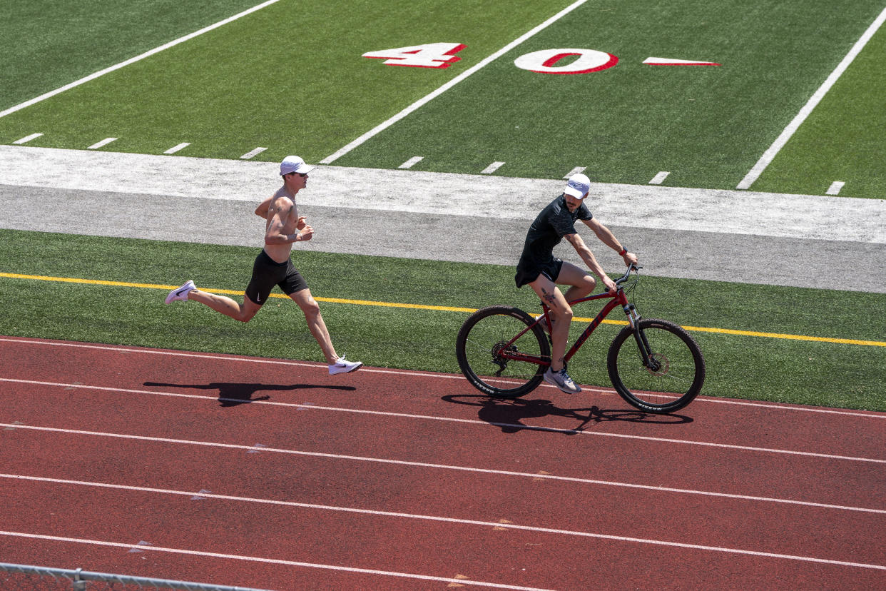 El atleta noruego Jakob Ingebrigtsen corre en el bachillerato Mingus Union High School, en Cottonwood, Arizona, el 30 de junio de 2022. (David Jolkovski/The New York Times) 
