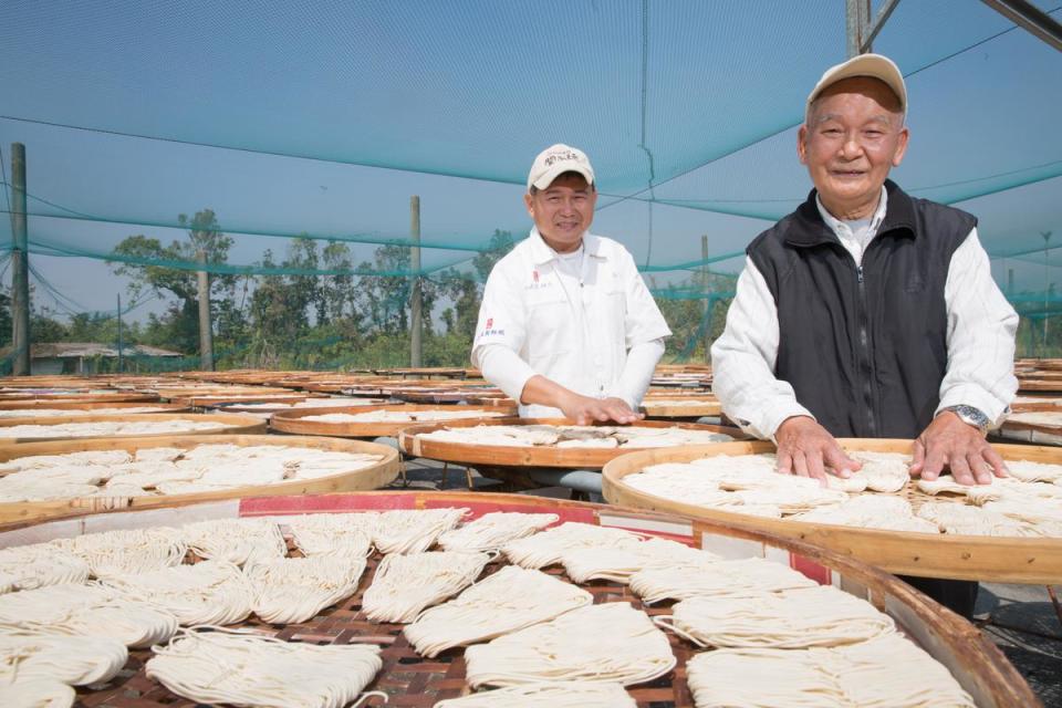 李金生的女婿(右)開設合進製麵，目前由外孫楊欽龍(左)經營。