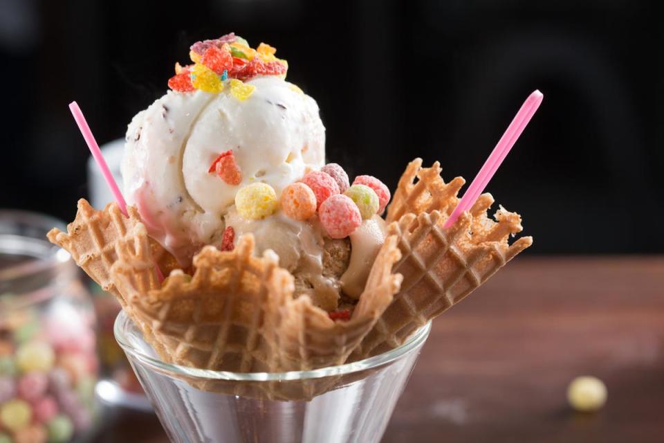 店家自製的「義大利冰淇淋」，脂肪比例是一般冰淇淋的一半，「棉花糖口味」（上）甜香帶有濃郁香草味，「焦糖海鹽」（下）鹹甜中和不膩口。（單球160元，雙球220元）