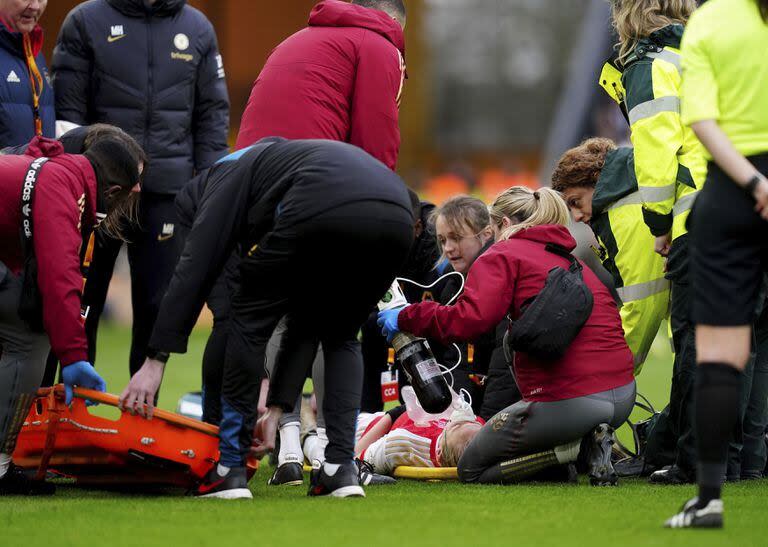 Los paramédicos atienden a Frida Maanum, quien cayó desplomada durante la final entre Arsenal y Chelsea, por la Copa de la Liga inglesa