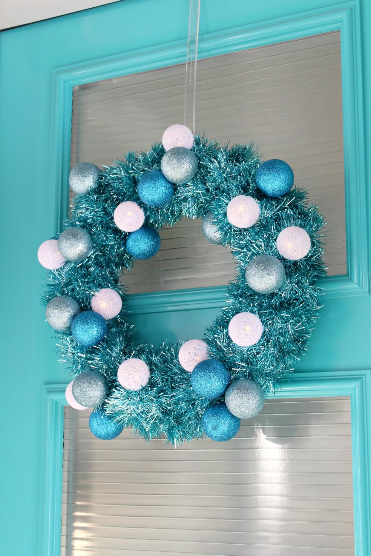 blue tinsel wreath with white and silver ornaments (Dans le Lakehouse)