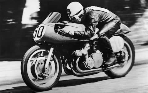 Geoff Duke, Isle of Man TT, 1955 - Credit:  HULTON ARCHIVE