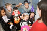 <p>Besonders die Kinder lieben Halloween wegen dieser Tradition: "Trick or treat" - oder auf Deutsch "Süßes, sonst gibt's Saures!". In ihren Kostümen wandern die Kleinen von Tür zu Tür und drohen mit unfassbaren Taten, sollten sie keine Süßigkeiten bekommen: Konfetti im Briefkasten, Klopapier ums Haus oder Zahnpasta an der Türklinke sind (un-)beliebte Strafen. (Bild: iStock / monkeybusinessimages)</p> 