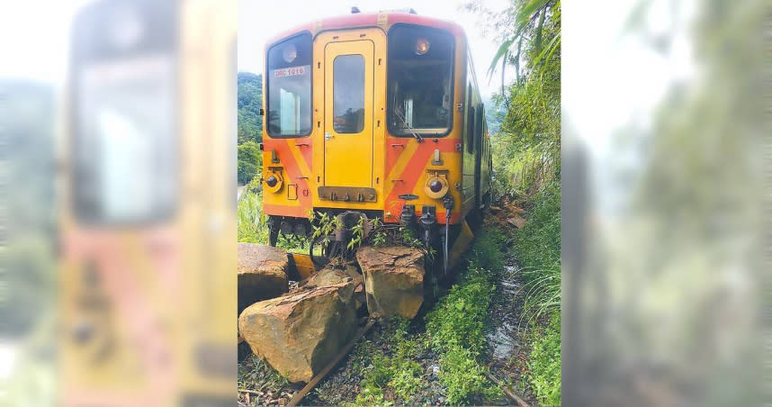 受到颱風大雨影響，台鐵平溪線1列客車13日撞上從山坡滑落的巨石，所幸無人傷亡。（中新社）