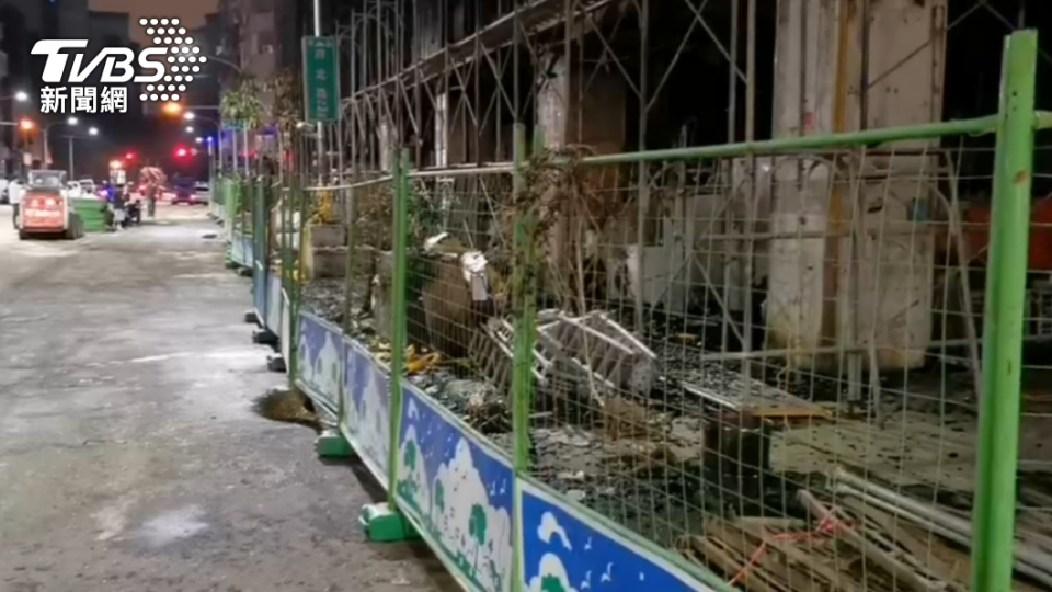 工務局持續協助拆除建築物玻璃牆，並設置圍籬。（圖／TVBS）