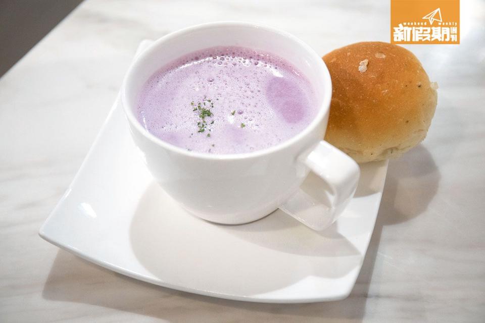 午餐時段包紫薯忌廉湯、餐包、沙律。
