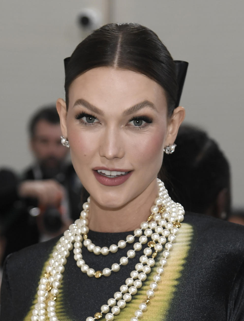 Karlie Kloss llega a la gala del Instituto del Vestido del Museo Metropolitano de Arte para celebrar la inauguración de la exposición "Karl Lagerfeld: A Line of Beauty" el lunes 1 de mayo de 2023 en Nueva York. (Foto Evan Agostini/Invision/AP)