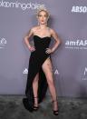 <p>Sängerin Halsey erschien in einem schwarzen Samtkleid mit herzförmigen Ausschnitt und den wohl tiefsten Beinschlitz der Gala. Zu ihrer modernen Interpretation einen Marilyn-Monroe-Frisur trug sie stilecht Diamantenohrringe. (Bild: Getty Images) </p>