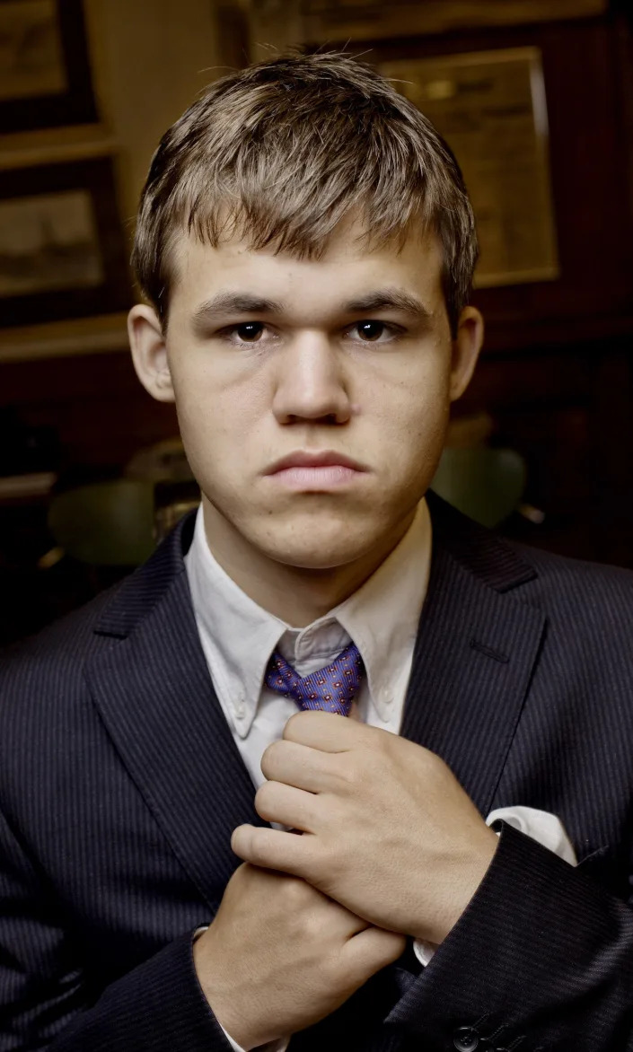 Magnus Carlsen straightened his tie in 2009.