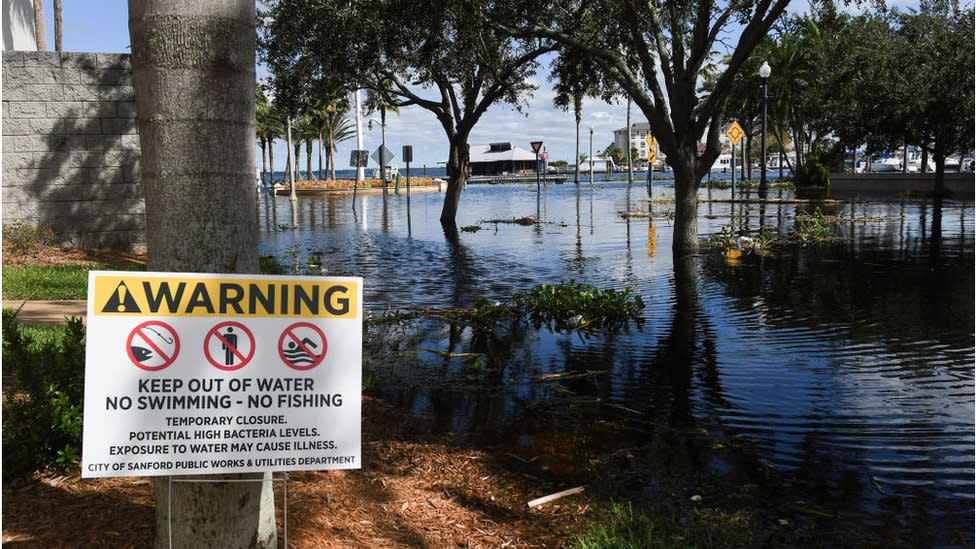 Una señal de advertencia cerca de las inundaciones.