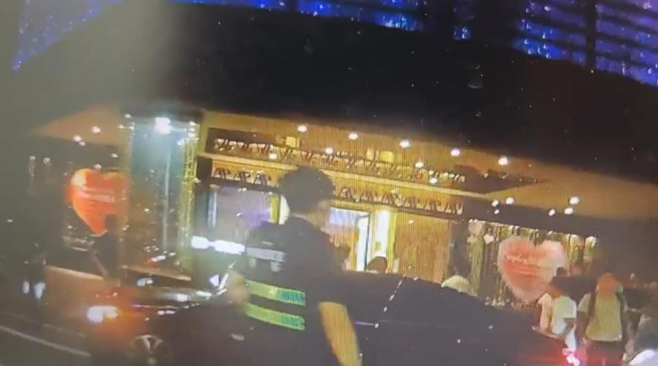中西區酒店前兩派人馬口角互嗆打群架，警方對空連開7槍，才控制住混亂場面。（記者葉進耀翻攝）