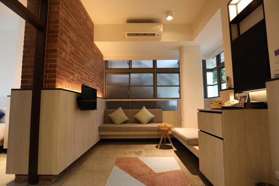 4人房都配有一個小客廳，適合秉燭夜談，地板還是原本的洗石子懷舊風格。